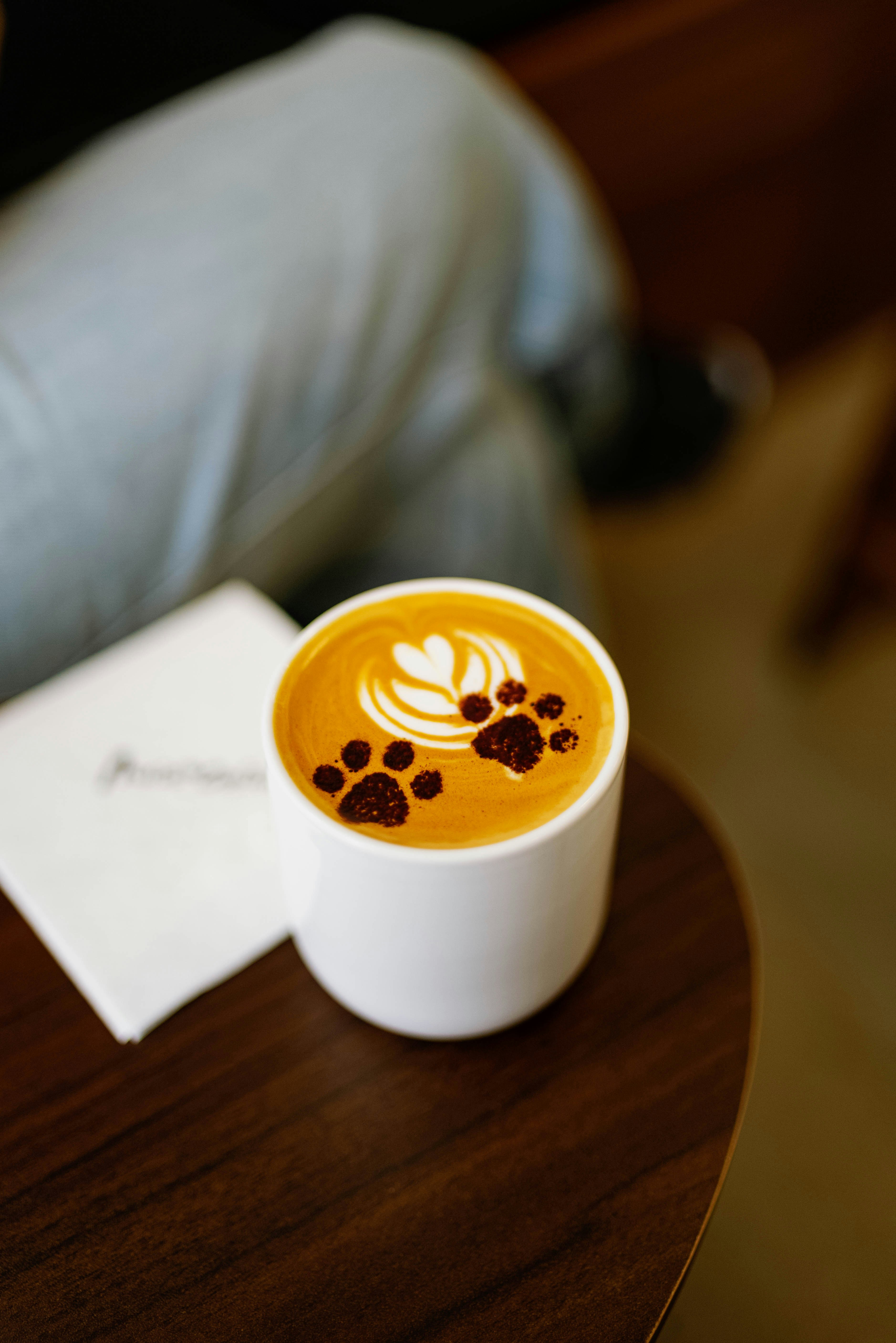 Kaffe på et bord ved siden af en bærbar computer — det uformelle møde, hvor de fleste af Riber Consultings sager starter